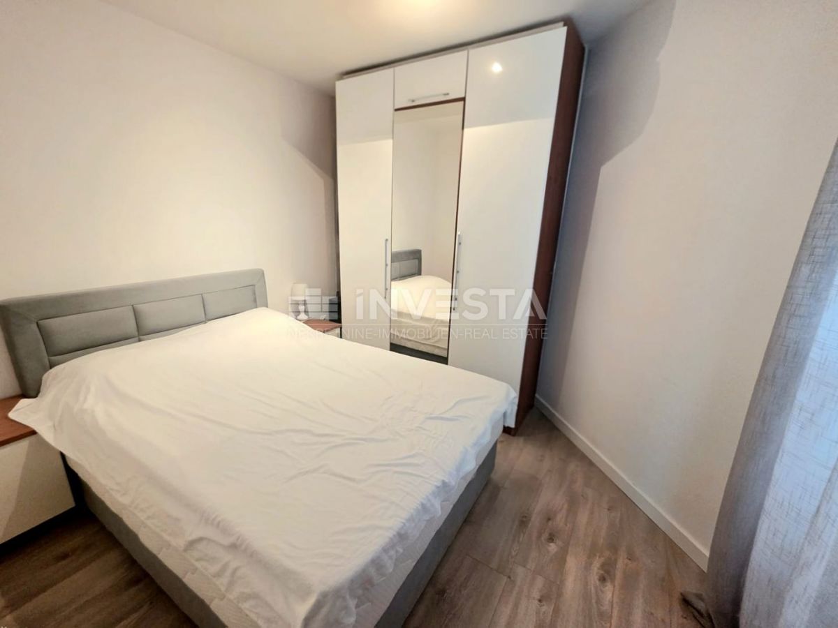 Barbariga, stanovanje v visokem pritličju z dvema spalnicama, 700 metrov od plaže