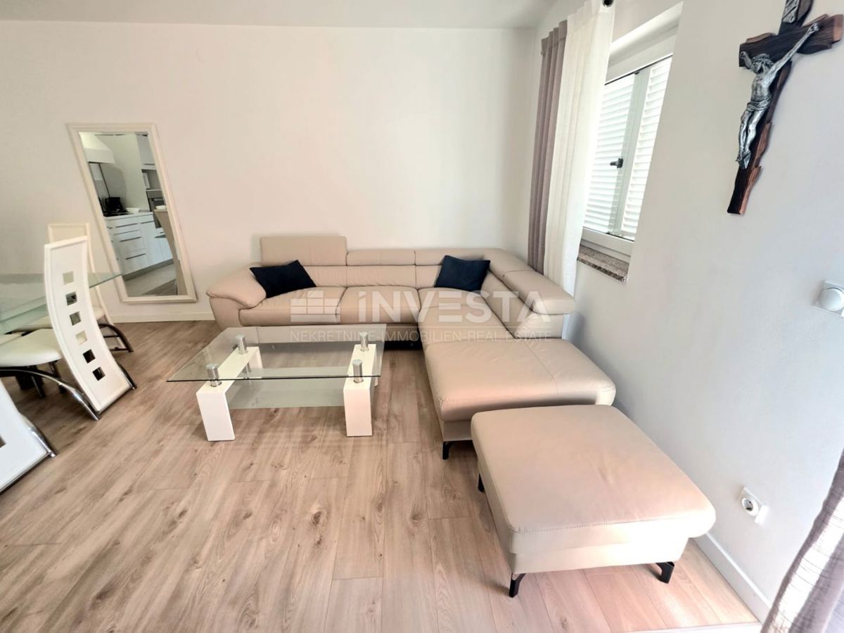 Barbariga, stanovanje v visokem pritličju z dvema spalnicama, 700 metrov od plaže