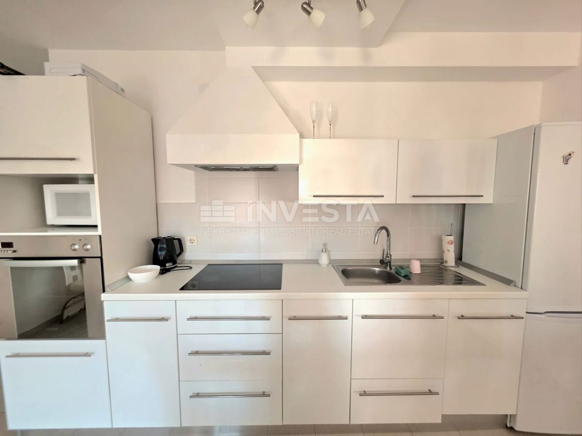 Barbariga, stanovanje v visokem pritličju z dvema spalnicama, 700 metrov od plaže