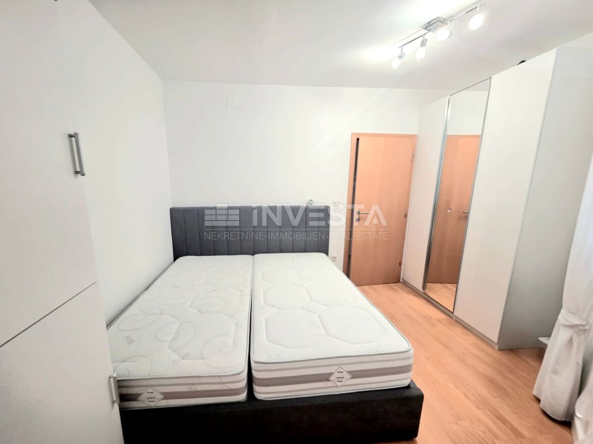 Barbariga, stanovanje v visokem pritličju z dvema spalnicama, 700 metrov od plaže