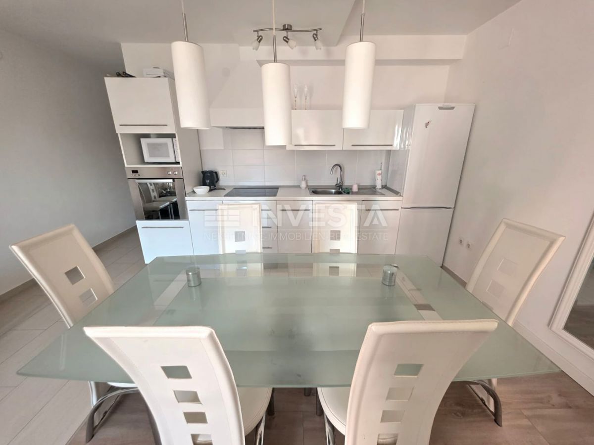 Barbariga, stanovanje v visokem pritličju z dvema spalnicama, 700 metrov od plaže