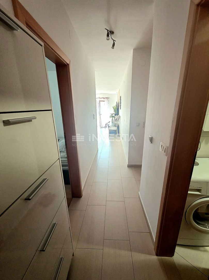 Barbariga, stanovanje v visokem pritličju z dvema spalnicama, 700 metrov od plaže