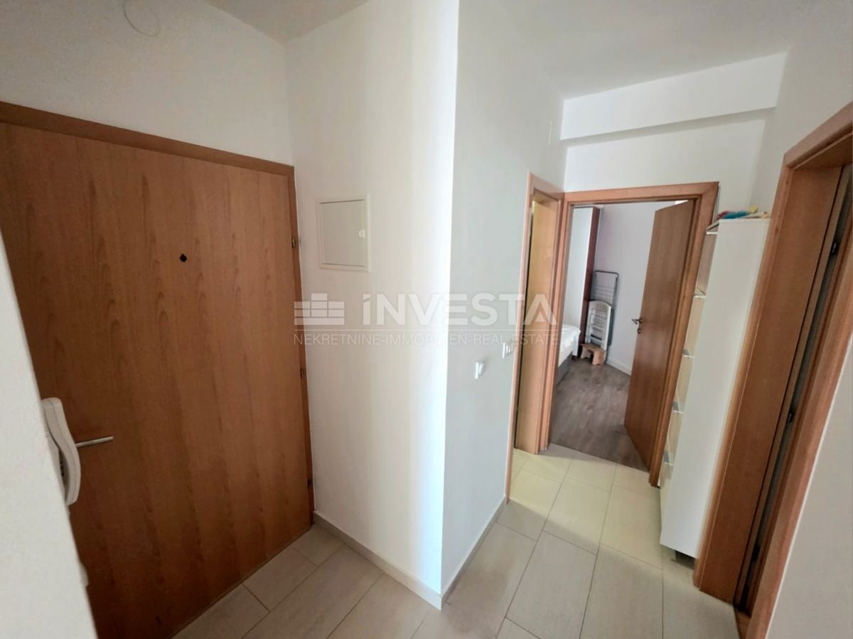 Barbariga, stanovanje v visokem pritličju z dvema spalnicama, 700 metrov od plaže