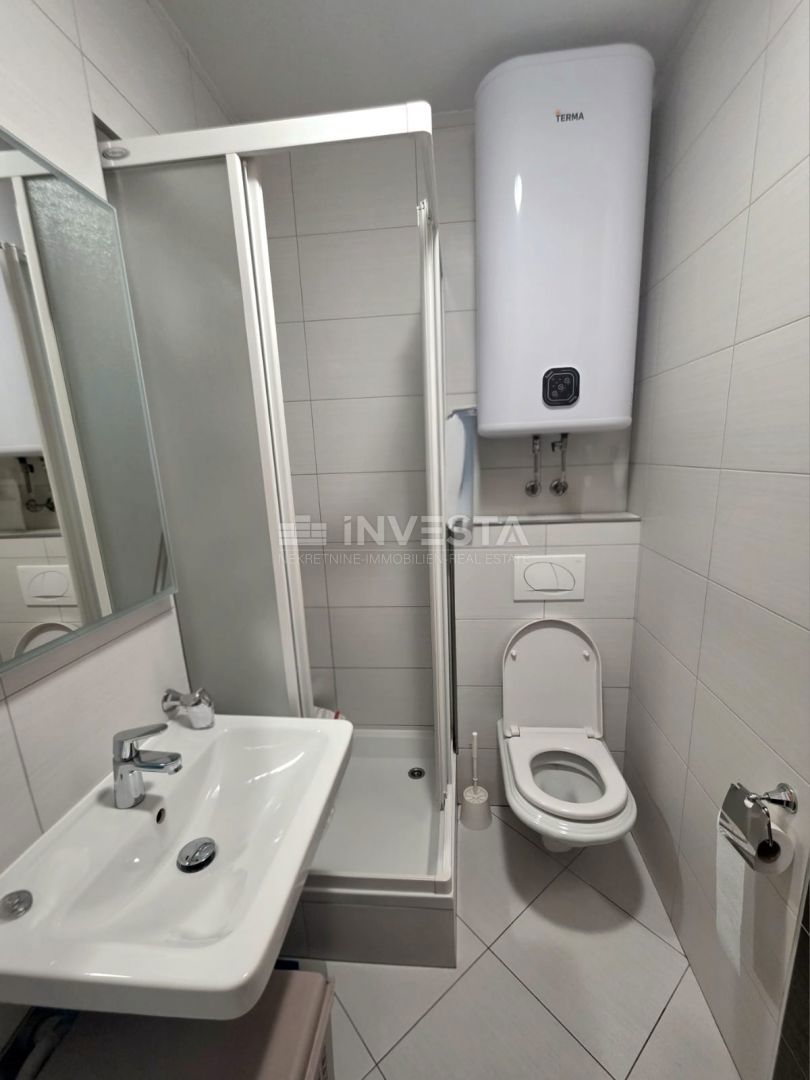 Barbariga, stanovanje v visokem pritličju z dvema spalnicama, 700 metrov od plaže