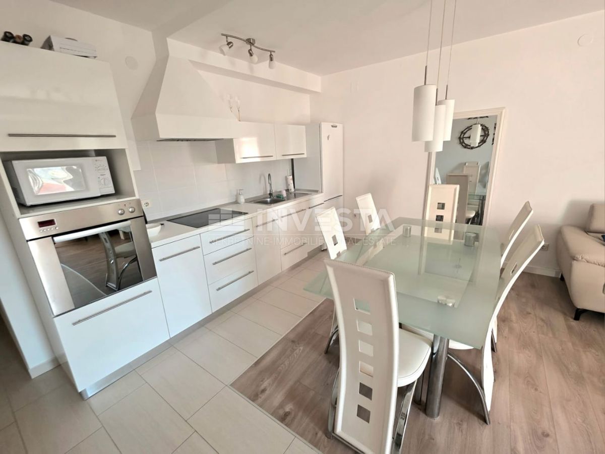 Barbariga, stanovanje v visokem pritličju z dvema spalnicama, 700 metrov od plaže