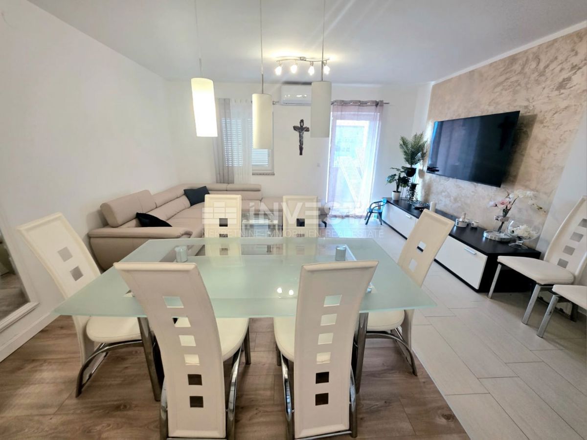 Barbariga, stanovanje v visokem pritličju z dvema spalnicama, 700 metrov od plaže