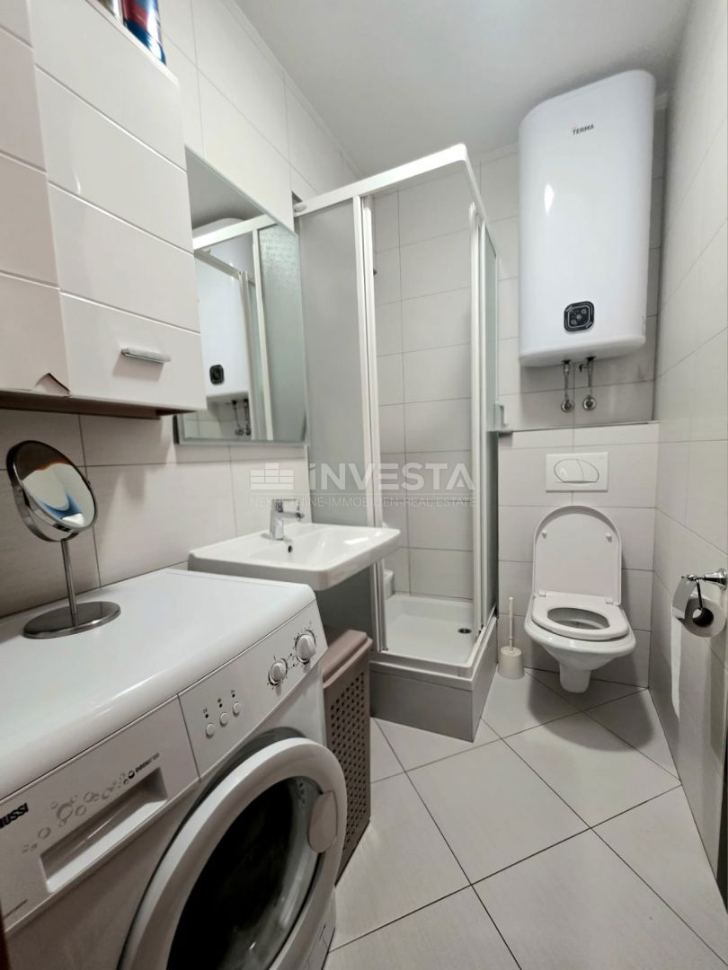 Barbariga, stanovanje v visokem pritličju z dvema spalnicama, 700 metrov od plaže