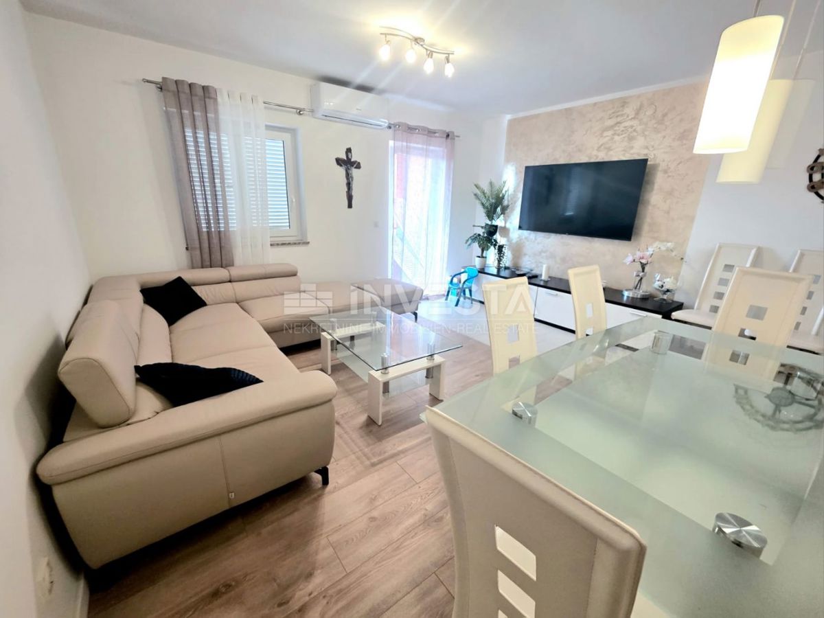 Barbariga, stanovanje v visokem pritličju z dvema spalnicama, 700 metrov od plaže