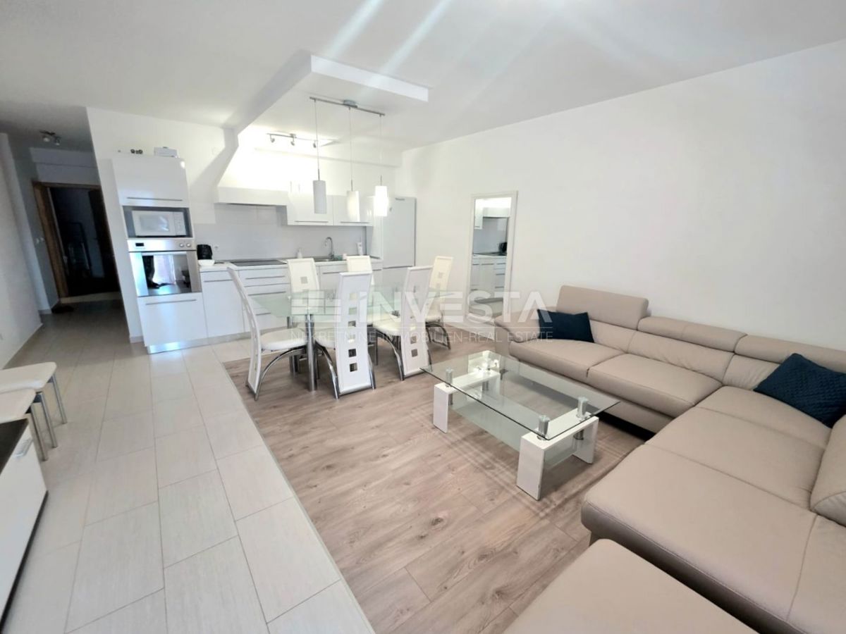 Barbariga, stanovanje v visokem pritličju z dvema spalnicama, 700 metrov od plaže