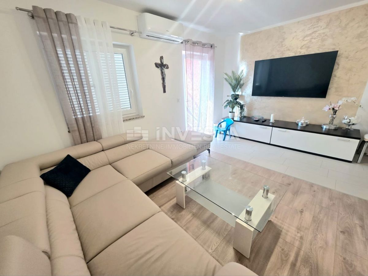 Barbariga, stanovanje v visokem pritličju z dvema spalnicama, 700 metrov od plaže