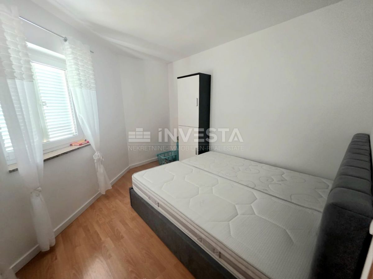 Barbariga, stanovanje v visokem pritličju z dvema spalnicama, 700 metrov od plaže