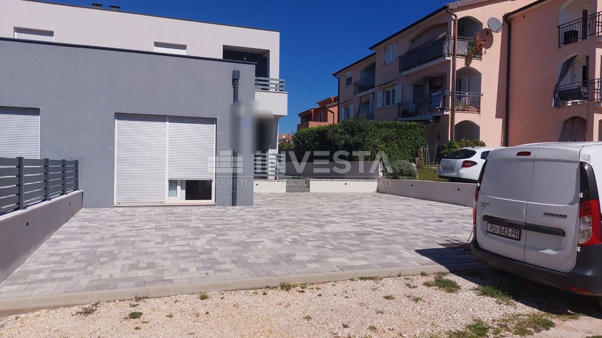 Novigrad, Dvojček z bazenom