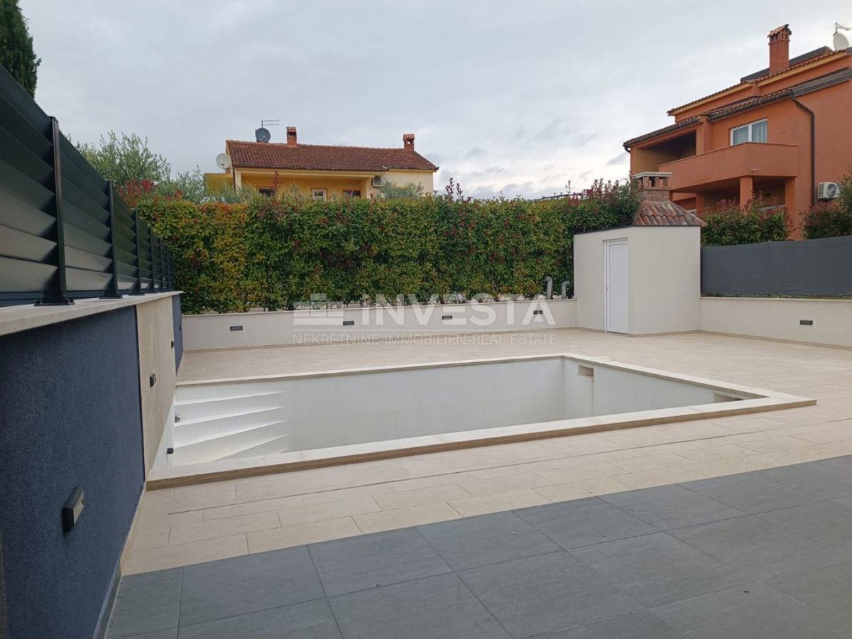 Novigrad, Dvojček z bazenom