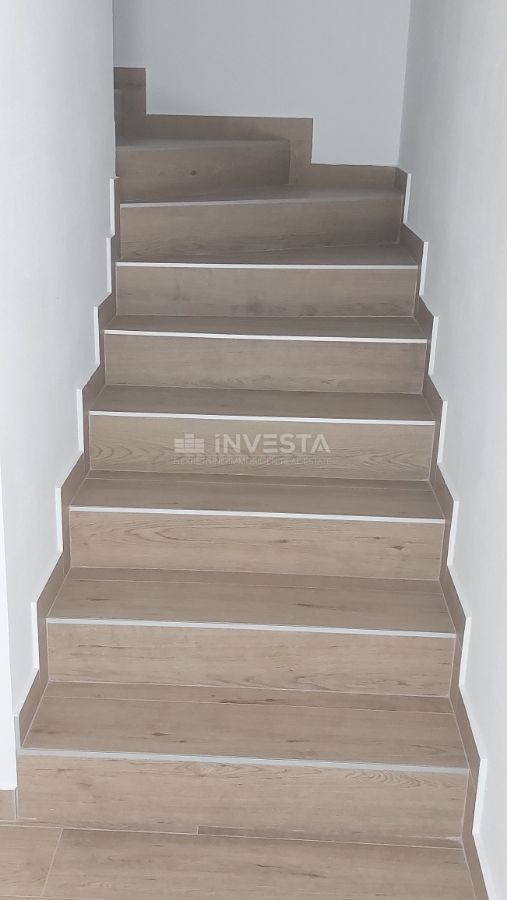 Novigrad, Dvojček z bazenom