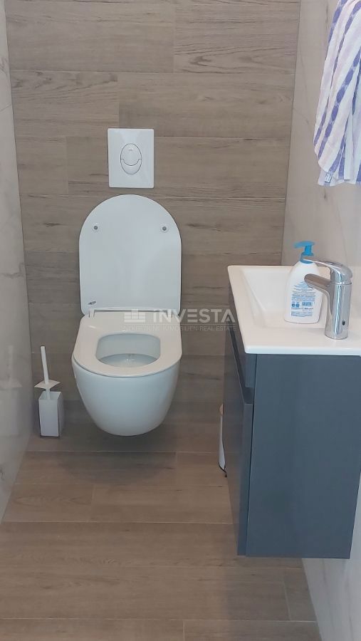 Novigrad, Dvojček z bazenom
