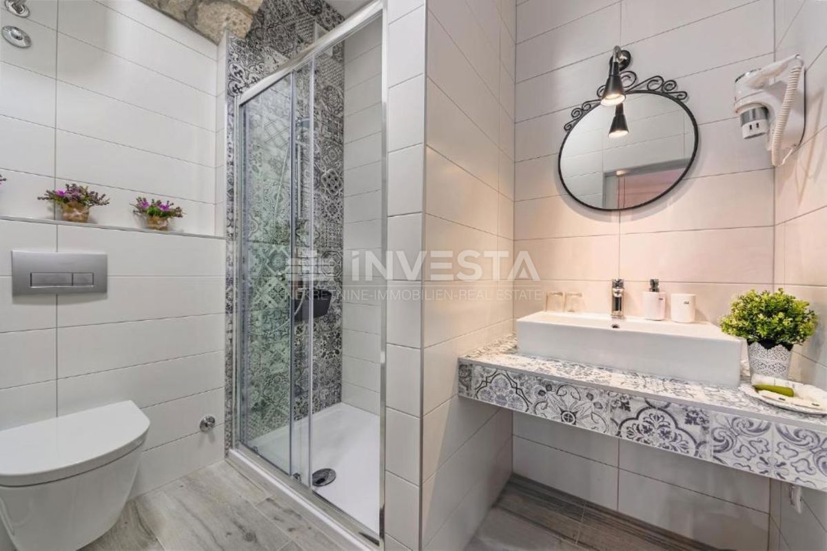 Pula, središče mesta, stanovanje z dvema spalnicama in dvema kopalnicama.