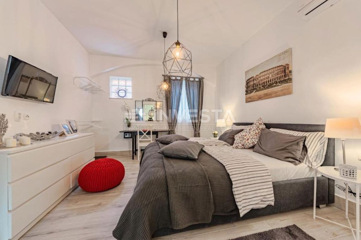 Pula, središče mesta, stanovanje z dvema spalnicama in dvema kopalnicama.