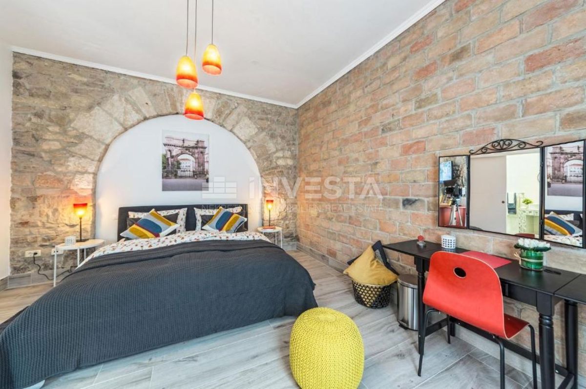 Pula, središče mesta, stanovanje z dvema spalnicama in dvema kopalnicama.