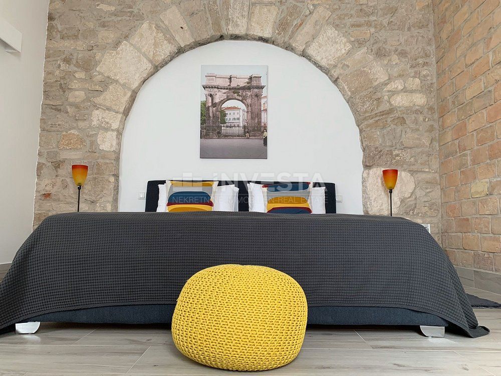 Pula, središče mesta, stanovanje z dvema spalnicama in dvema kopalnicama.