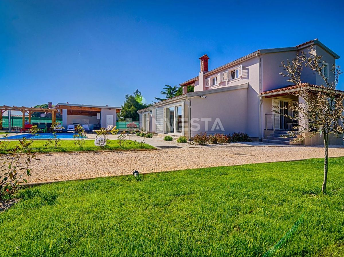 Fažana, čudovita moderna vila z velikim vrtom