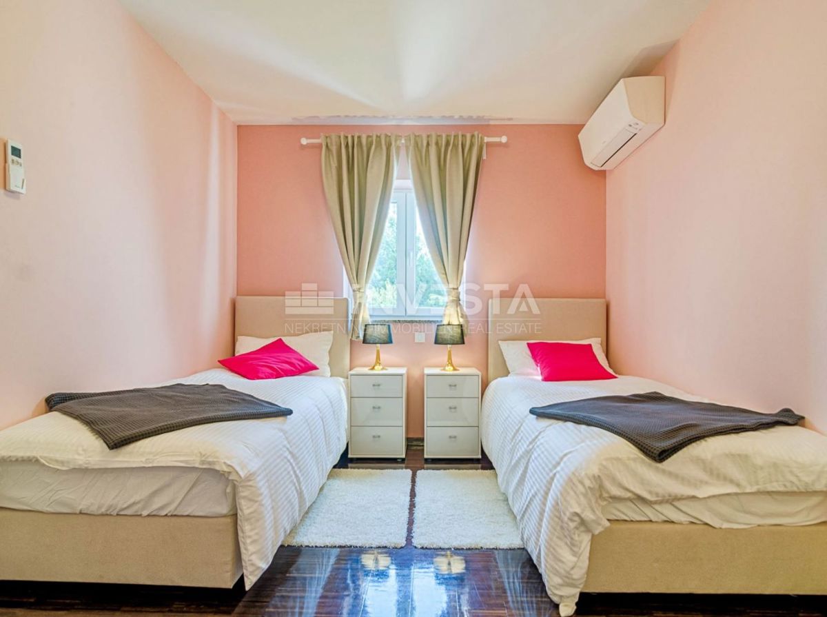 Fažana, čudovita moderna vila z velikim vrtom