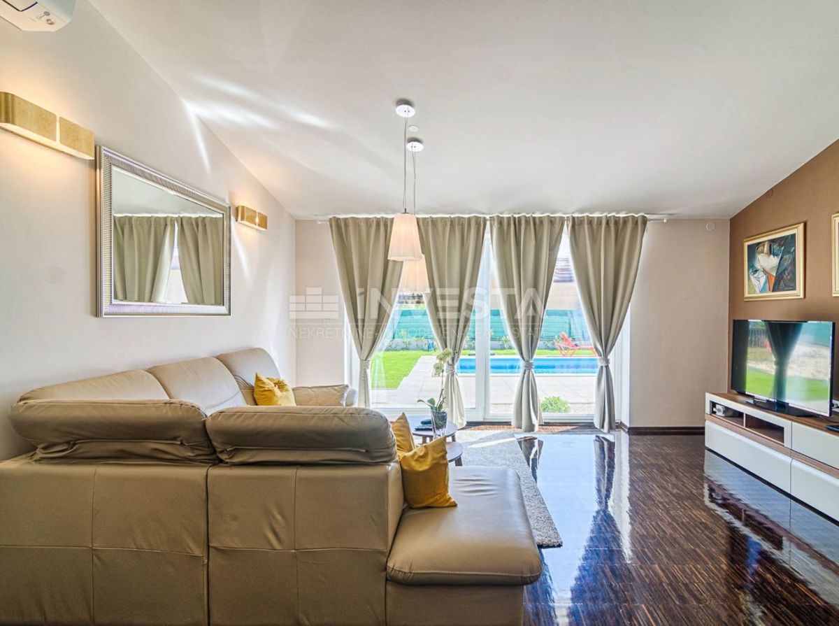 Fažana, čudovita moderna vila z velikim vrtom