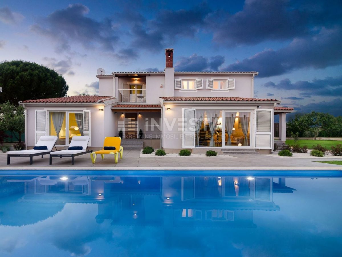 Fažana, čudovita moderna vila z velikim vrtom