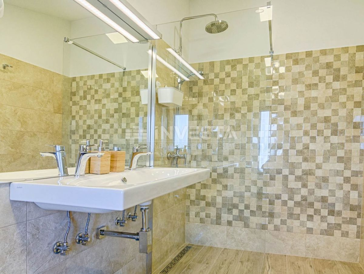 Fažana, čudovita moderna vila z velikim vrtom