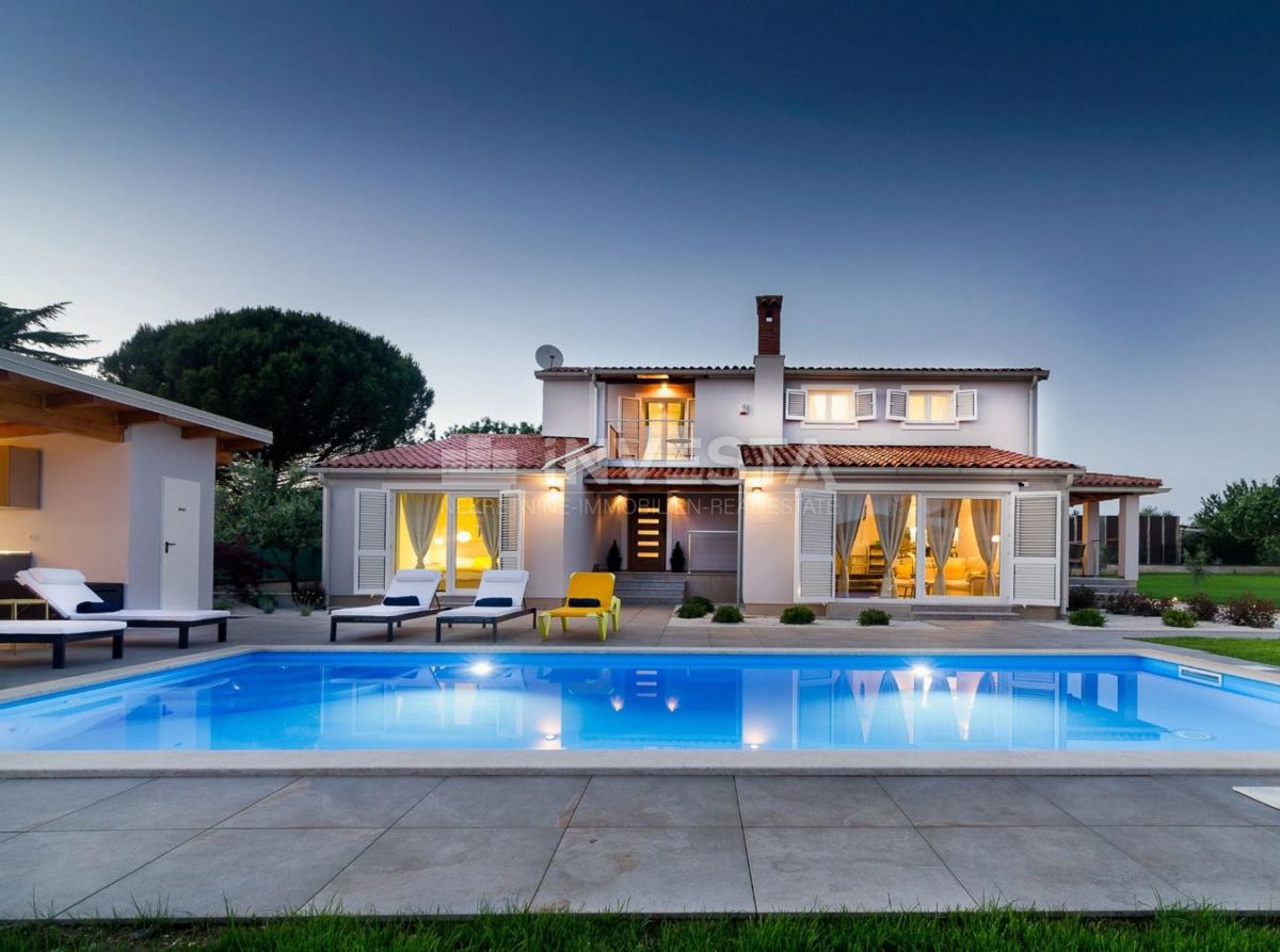 Fažana, čudovita moderna vila z velikim vrtom