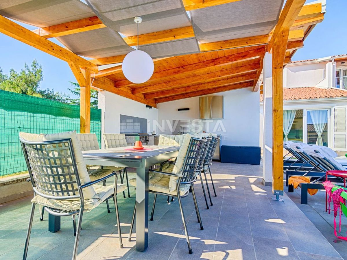 Fažana, čudovita moderna vila z velikim vrtom