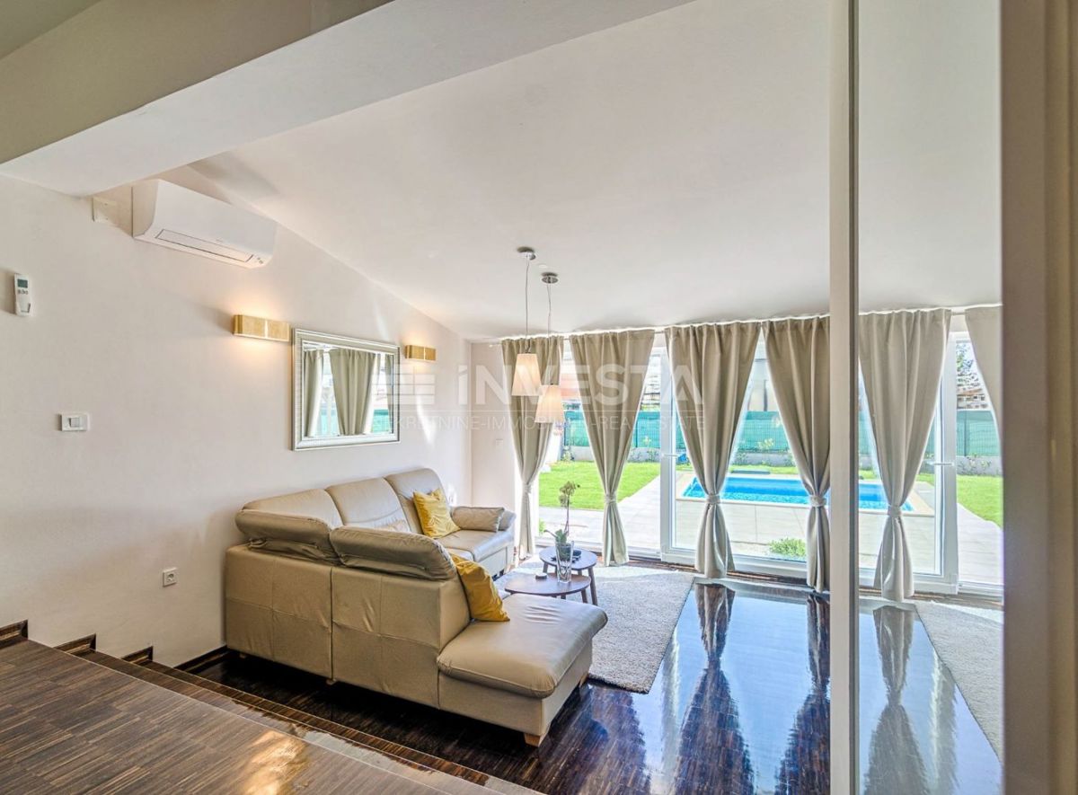 Fažana, čudovita moderna vila z velikim vrtom