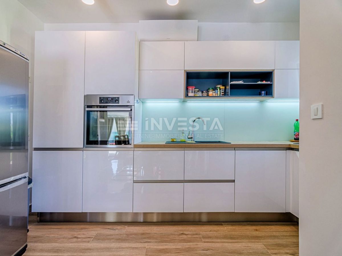 Fažana, čudovita moderna vila z velikim vrtom