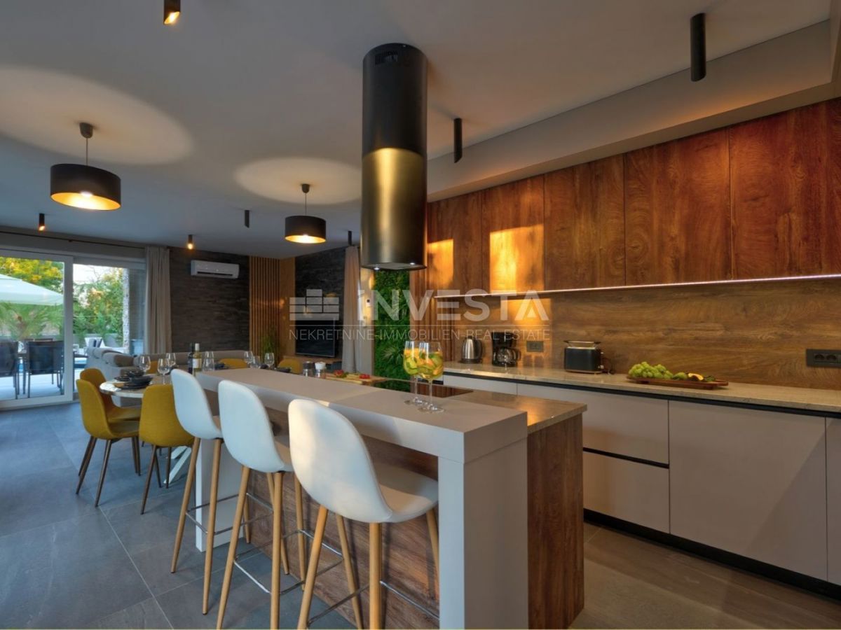 Luksuzna nova dvojna vila s ogrevanim bazenom in wellnessom