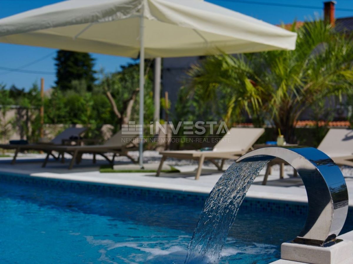 Luksuzna nova dvojna vila s ogrevanim bazenom in wellnessom