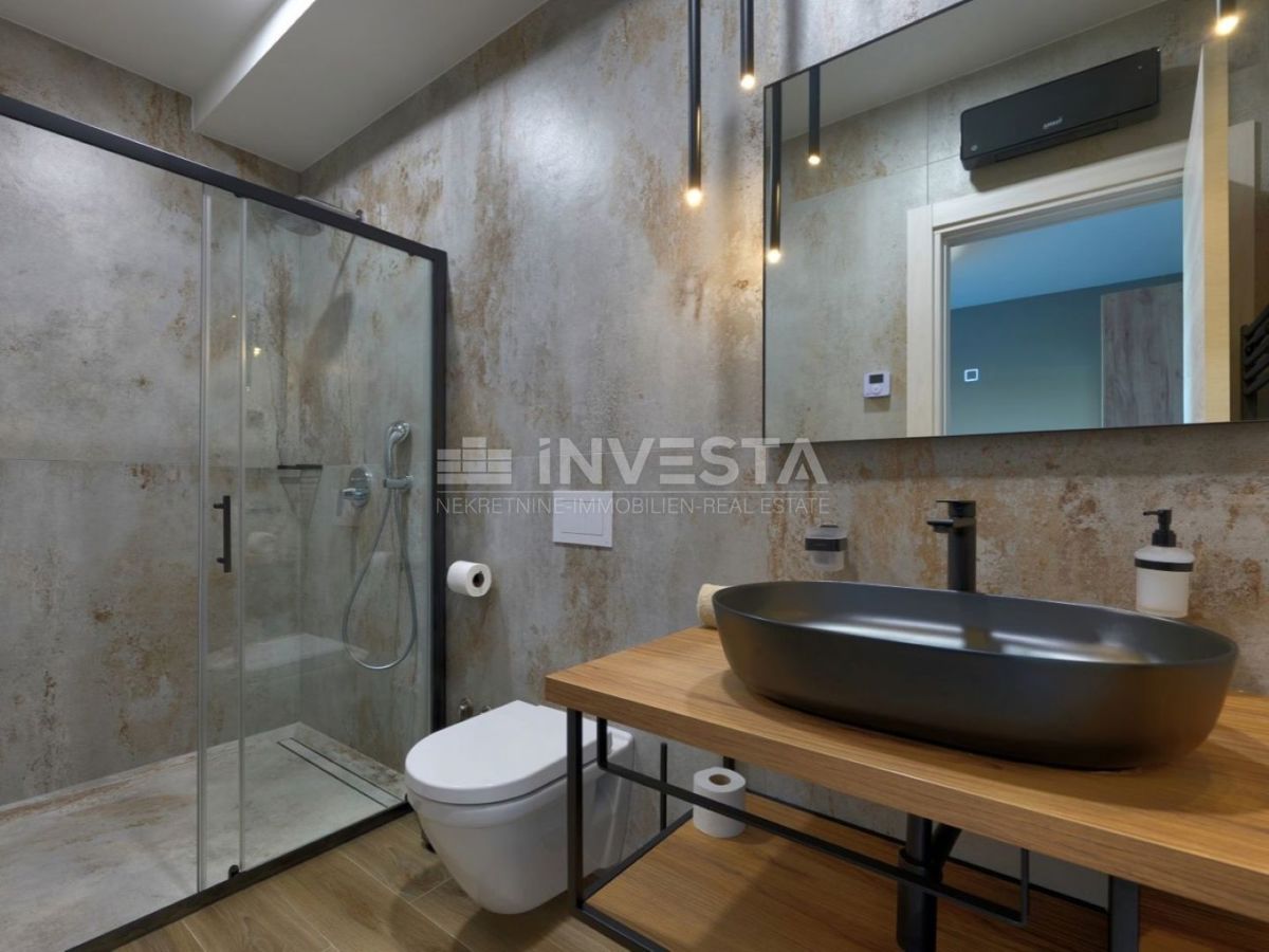 Luksuzna nova dvojna vila s ogrevanim bazenom in wellnessom