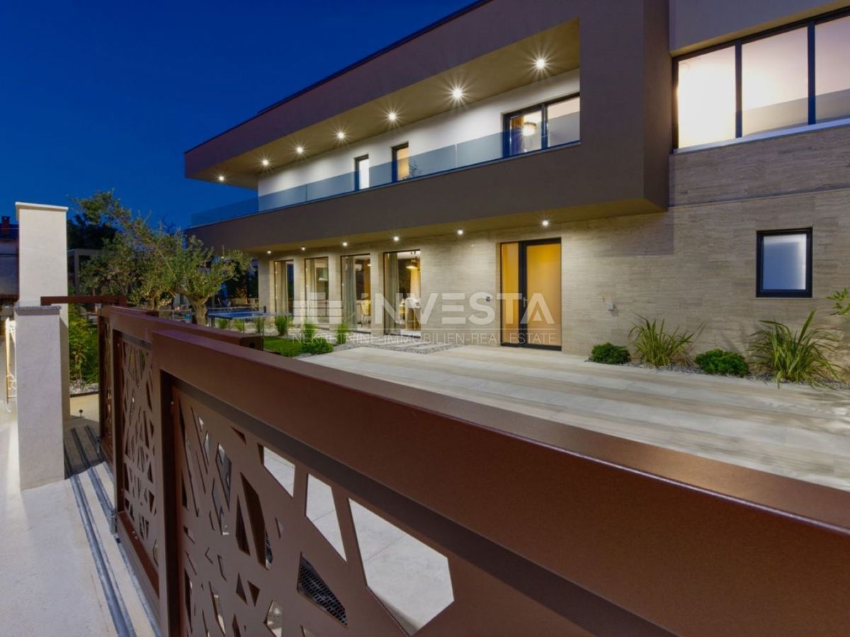 Luksuzna nova dvojna vila s ogrevanim bazenom in wellnessom