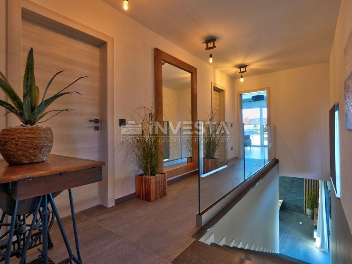 Luksuzna nova dvojna vila s ogrevanim bazenom in wellnessom