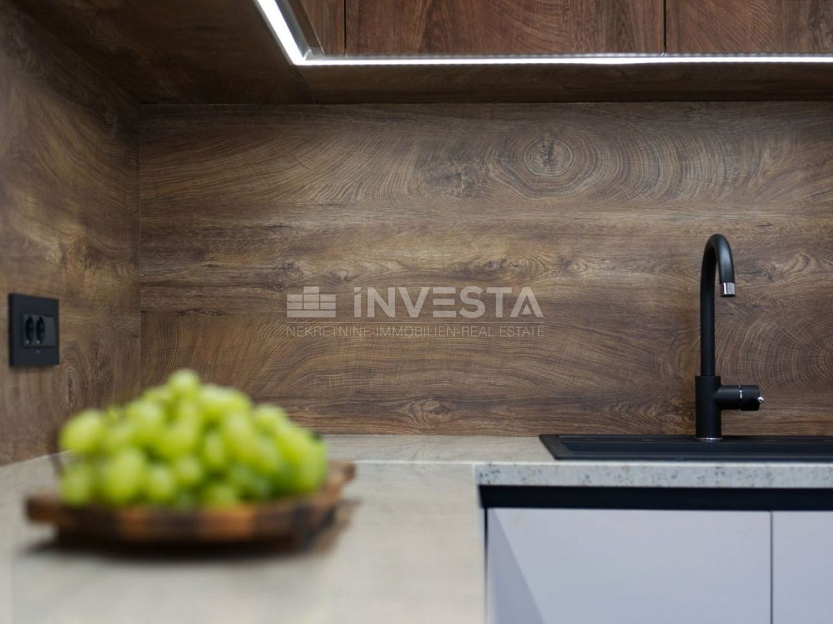 Luksuzna nova dvojna vila s ogrevanim bazenom in wellnessom