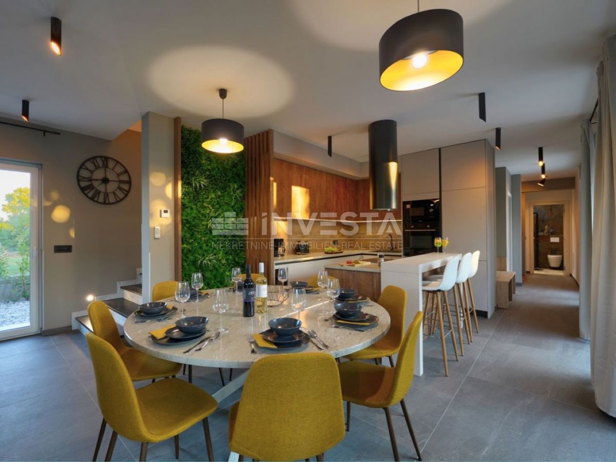 Luksuzna nova dvojna vila s ogrevanim bazenom in wellnessom