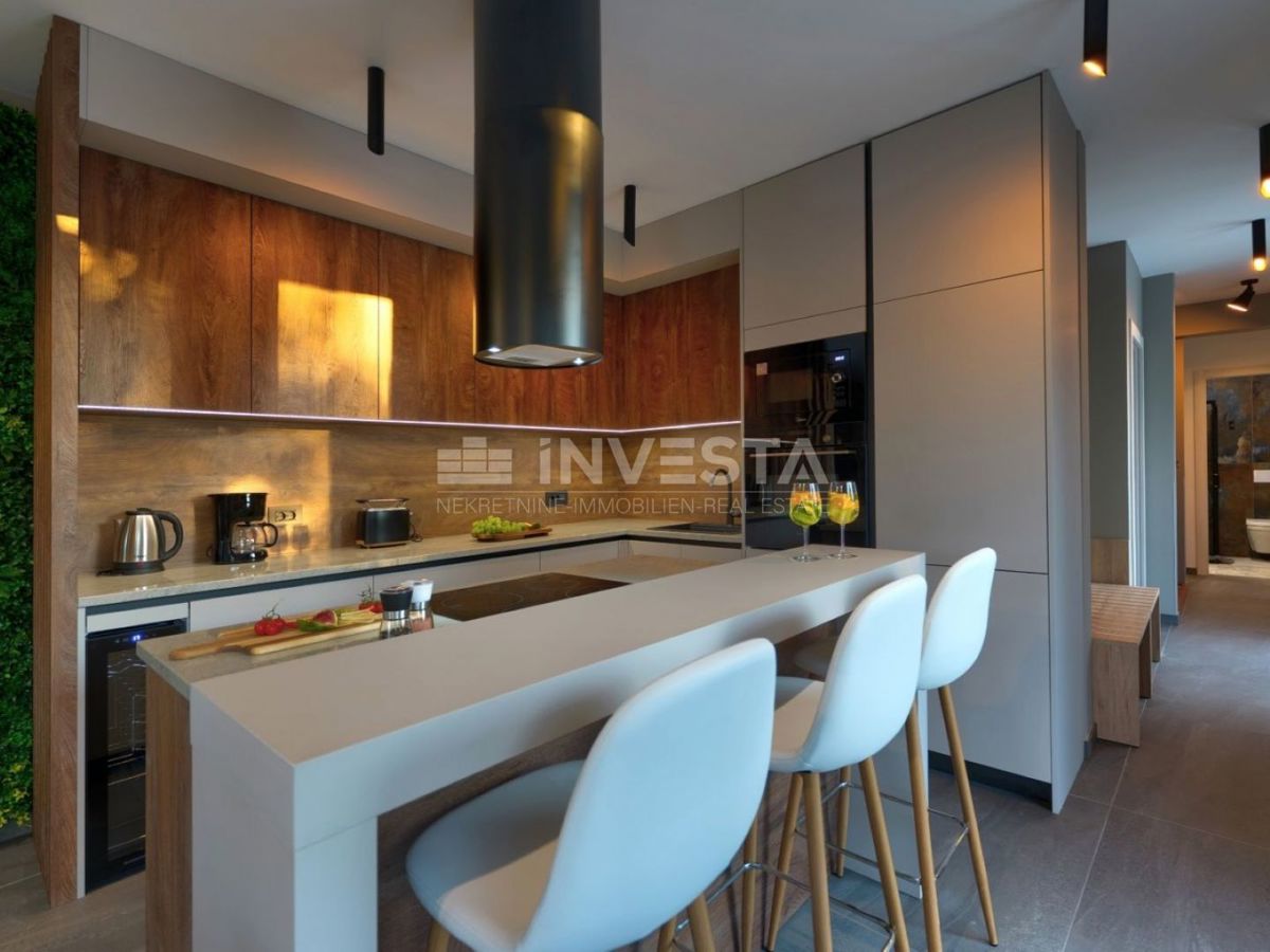 Luksuzna nova dvojna vila s ogrevanim bazenom in wellnessom