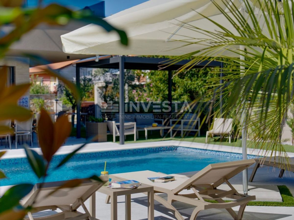 Luksuzna nova dvojna vila s ogrevanim bazenom in wellnessom