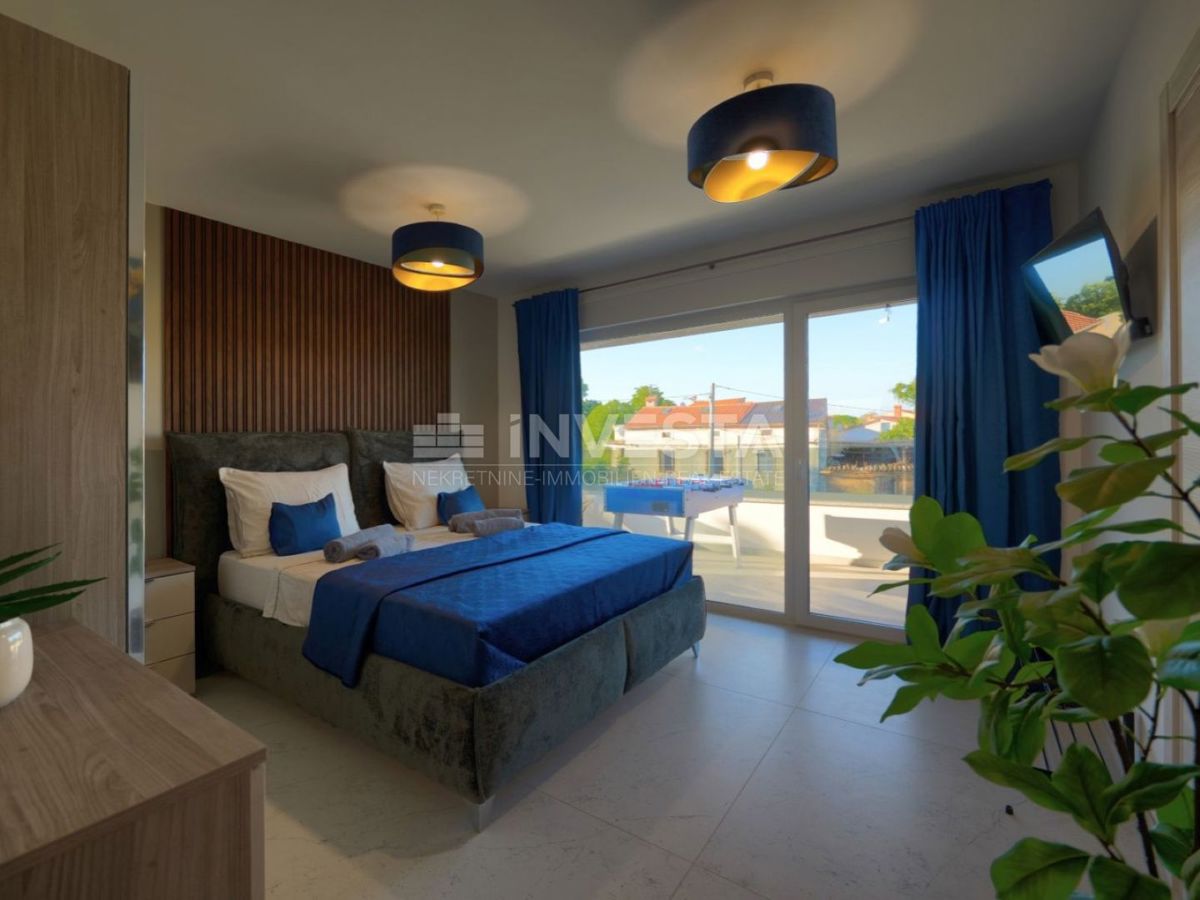 Luksuzna nova dvojna vila s ogrevanim bazenom in wellnessom