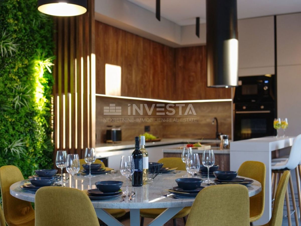 Luksuzna nova dvojna vila s ogrevanim bazenom in wellnessom