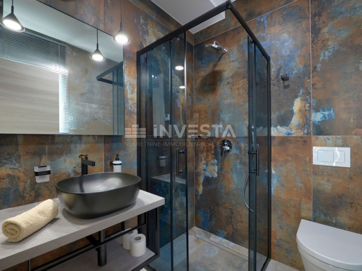 Luksuzna nova dvojna vila s ogrevanim bazenom in wellnessom