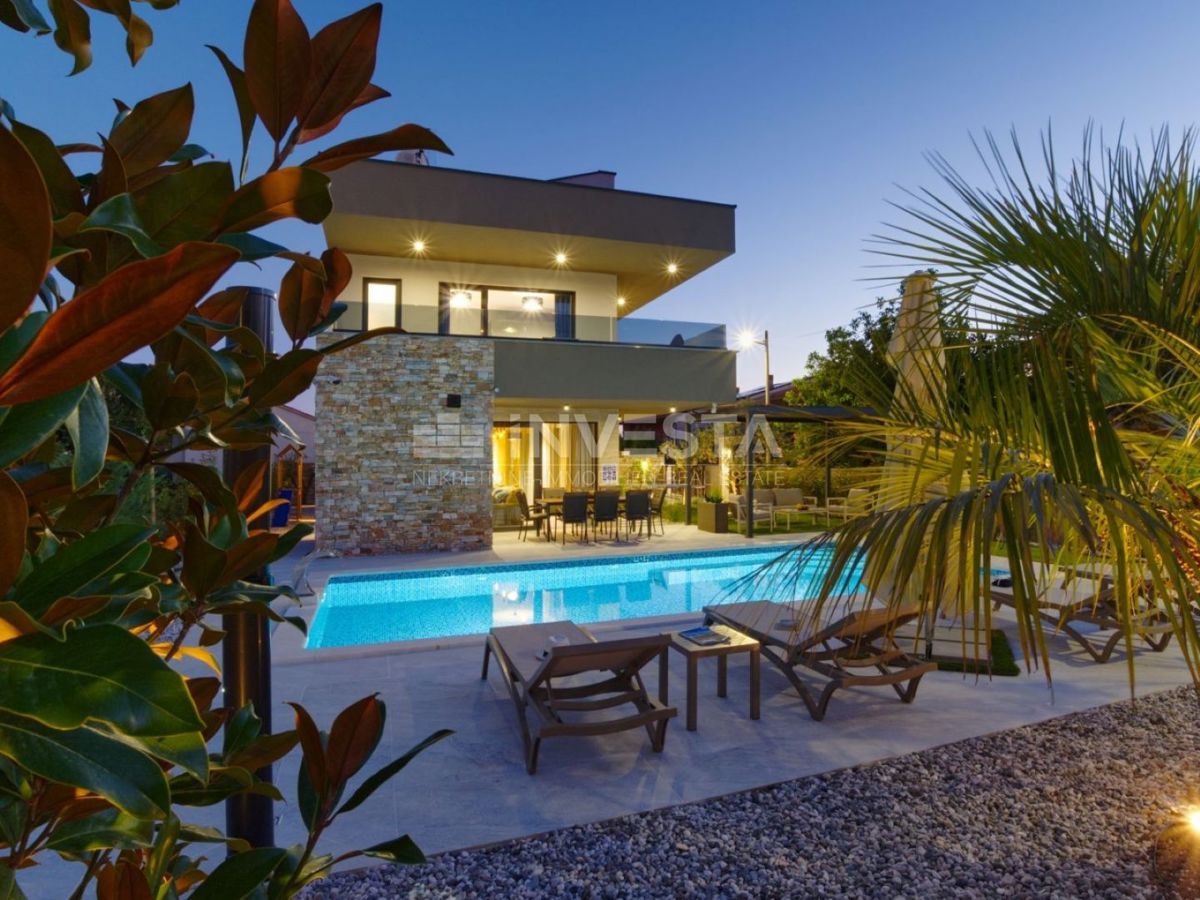 Luksuzna nova dvojna vila s ogrevanim bazenom in wellnessom