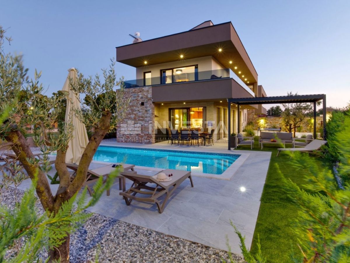 Luksuzna nova dvojna vila s ogrevanim bazenom in wellnessom