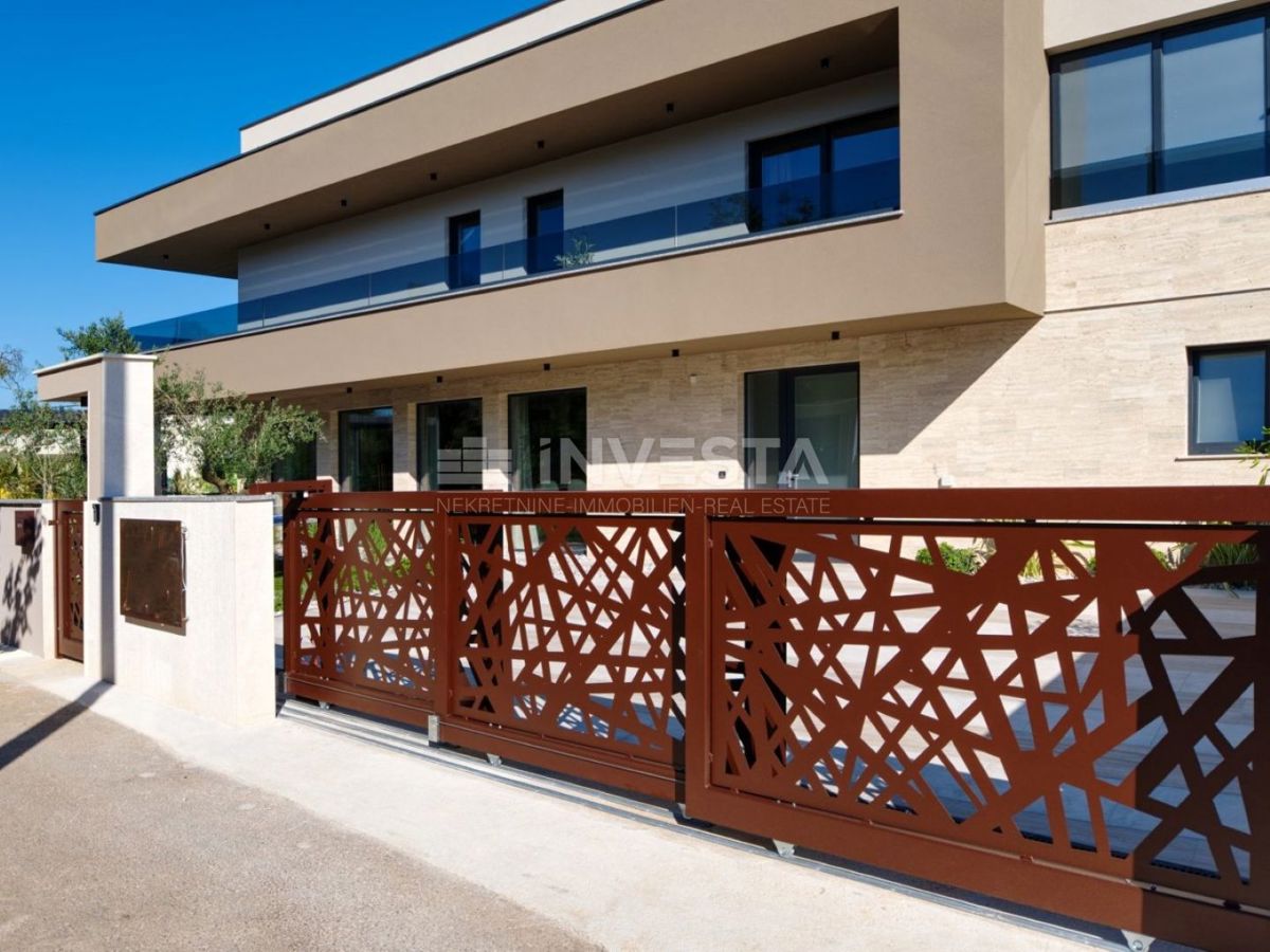 Luksuzna nova dvojna vila s ogrevanim bazenom in wellnessom