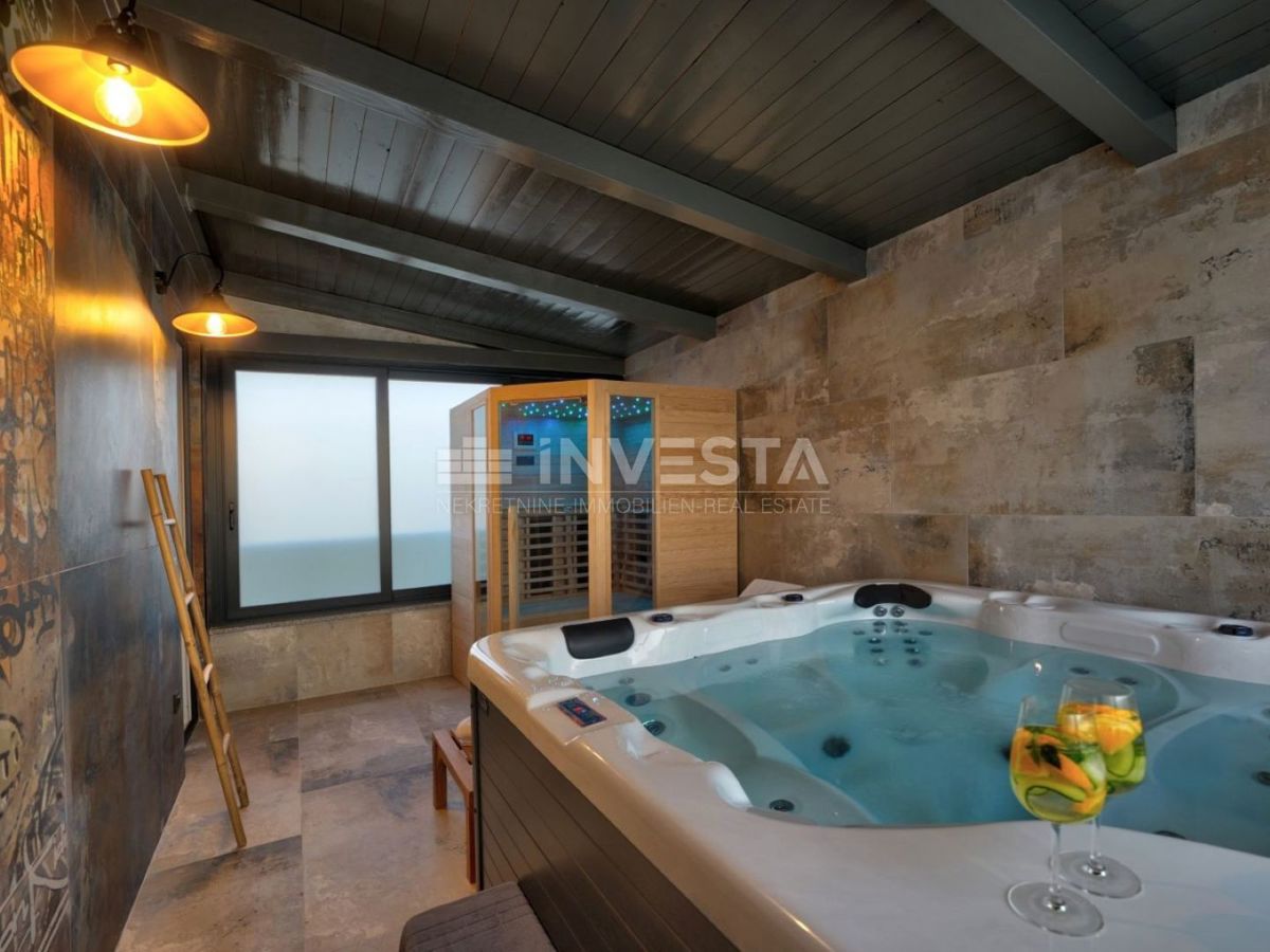 Luksuzna nova dvojna vila s ogrevanim bazenom in wellnessom