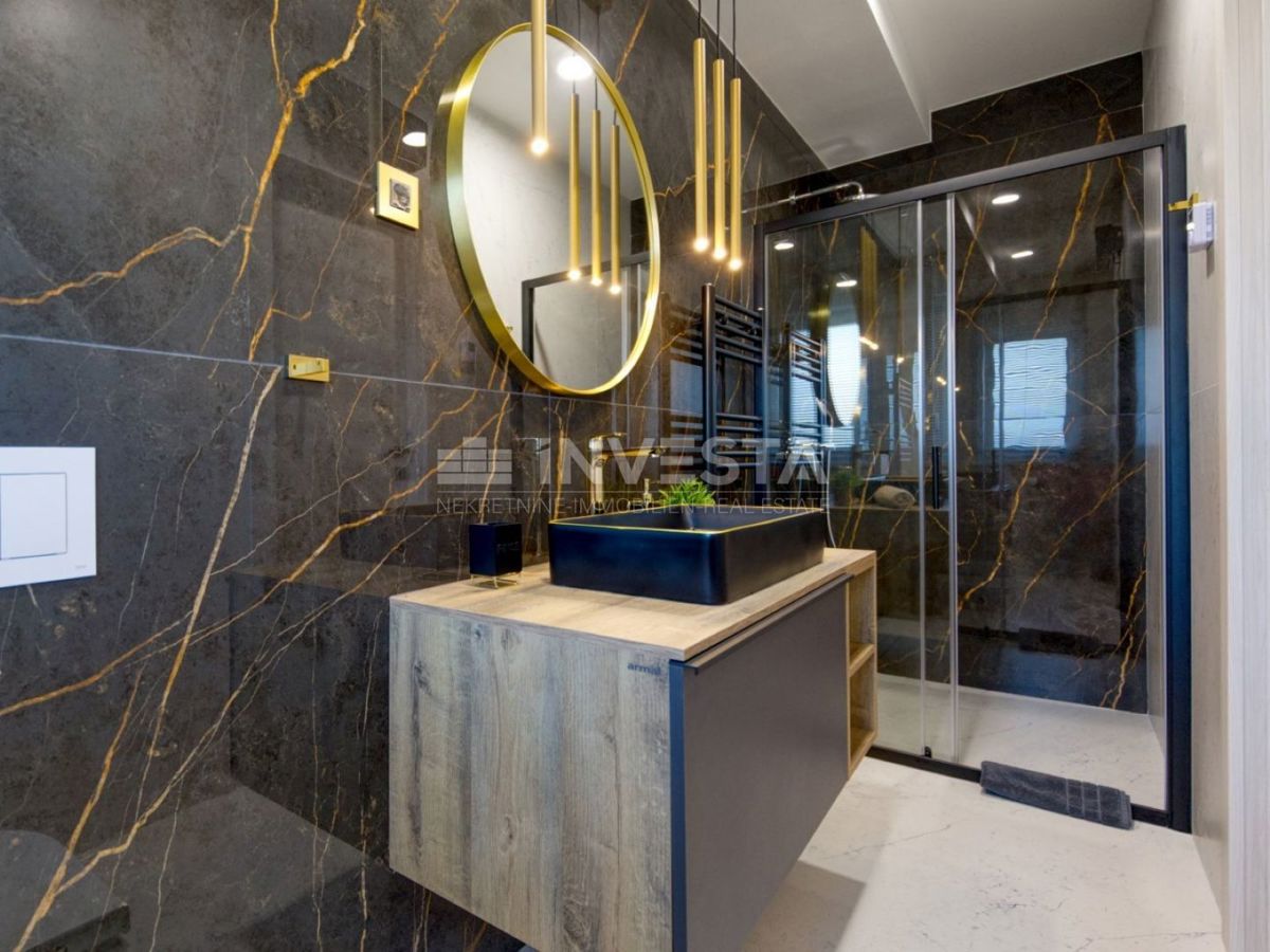 Luksuzna nova dvojna vila s ogrevanim bazenom in wellnessom