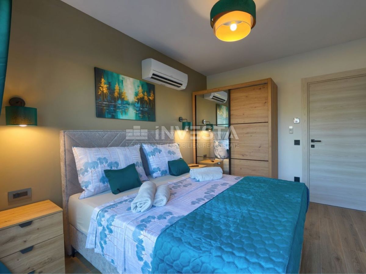 Luksuzna nova dvojna vila s ogrevanim bazenom in wellnessom